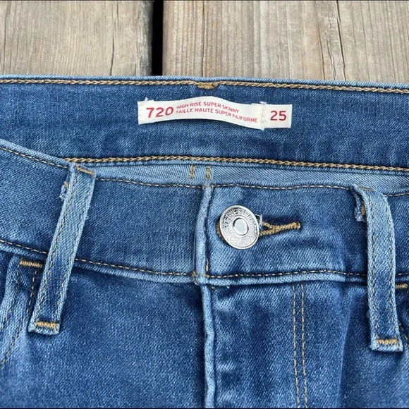 **SOLD** Levi’s 720 High Rise Jeans - Picture 5 of 6